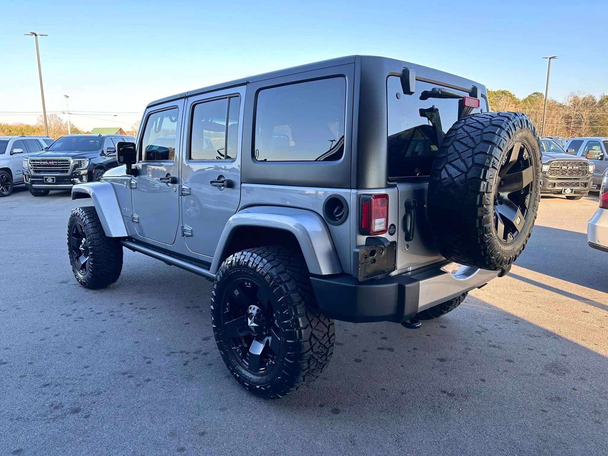 Used 2016 Jeep Wrangler Unlimited Sahara w/ Connectivity Group image 3