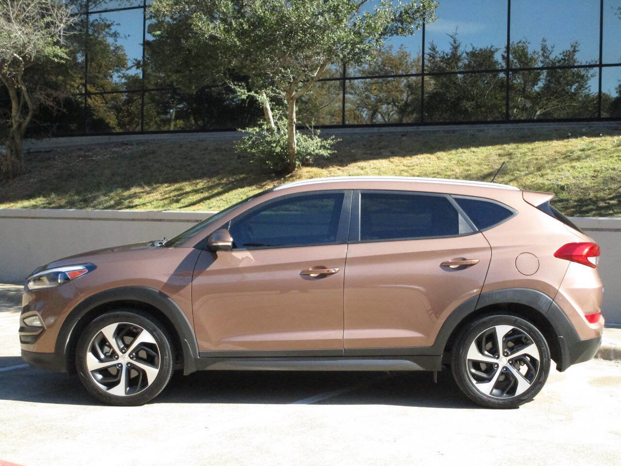 Used 2016 Hyundai Tucson Sport image 3