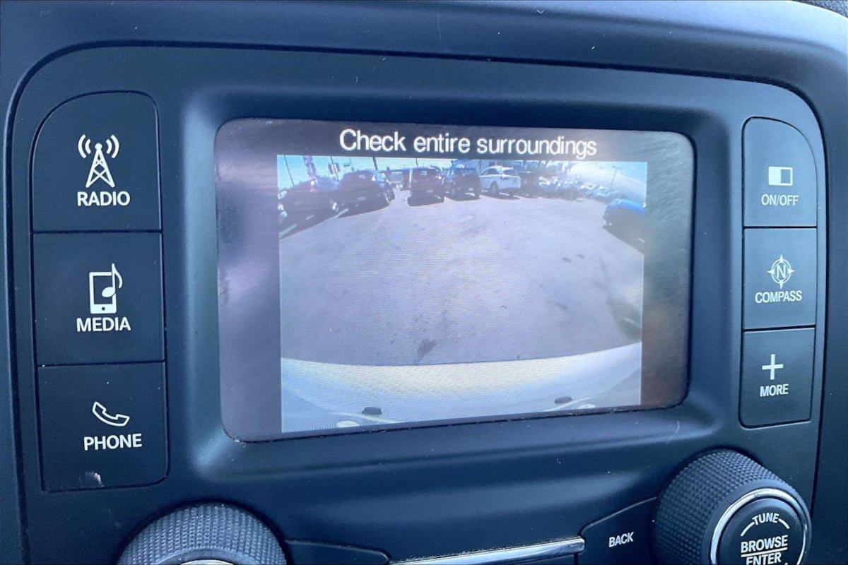 Used 2015 Jeep Renegade Latitude FWD image 21