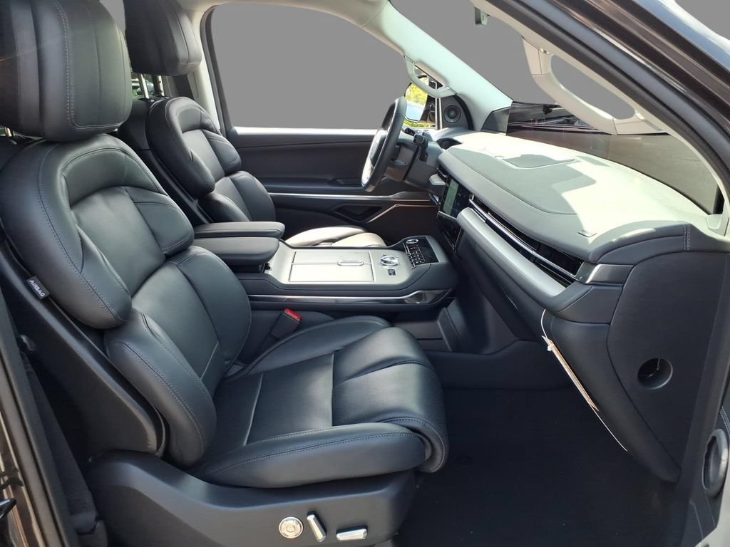 New 2027 Lincoln Navigator L Premier AWD/4WD image 11