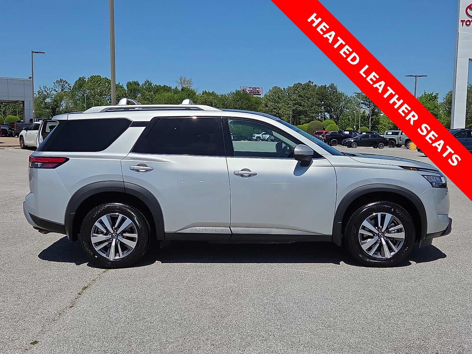 Used 2023 Nissan Pathfinder SL w/ Black Appearance Package AWD/4WD image 6