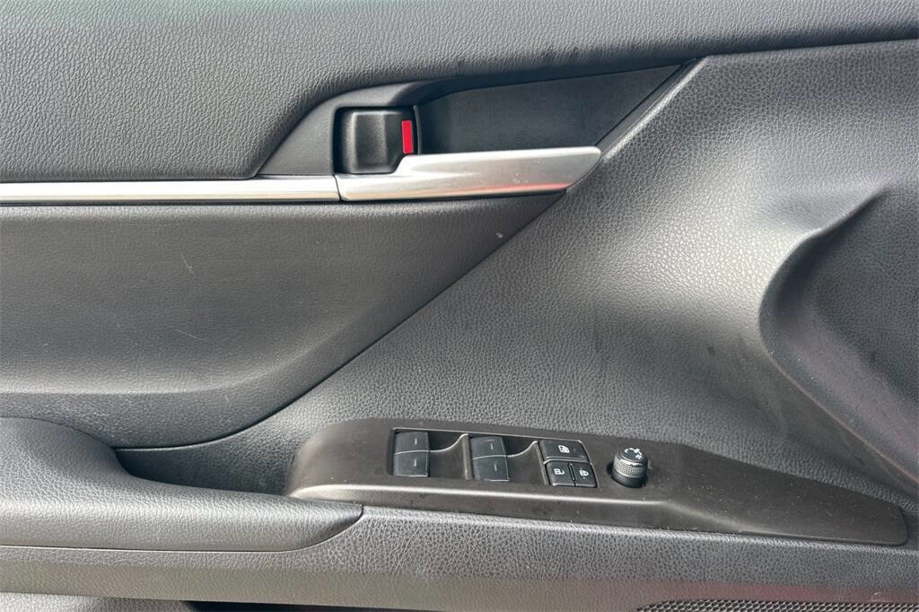 Used 2024 Toyota Camry SE image 11