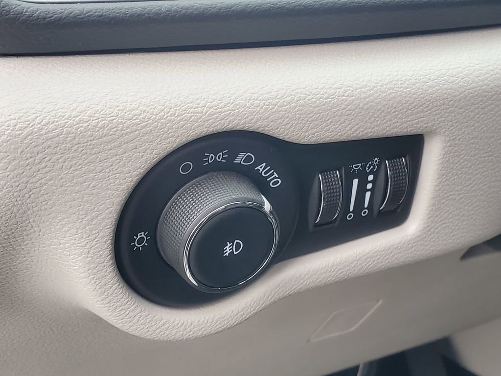 Used 2024 Chrysler Pacifica Touring-L image 18