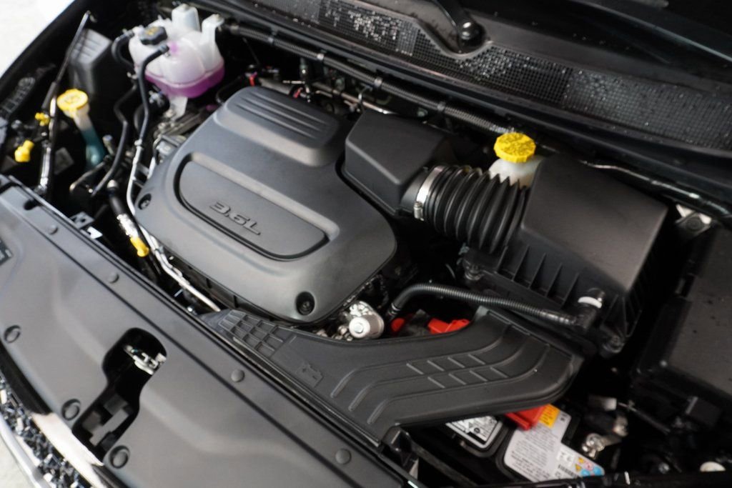 New 2023 Chrysler Pacifica Limited w/ Uconnect Theater Family Group image 39