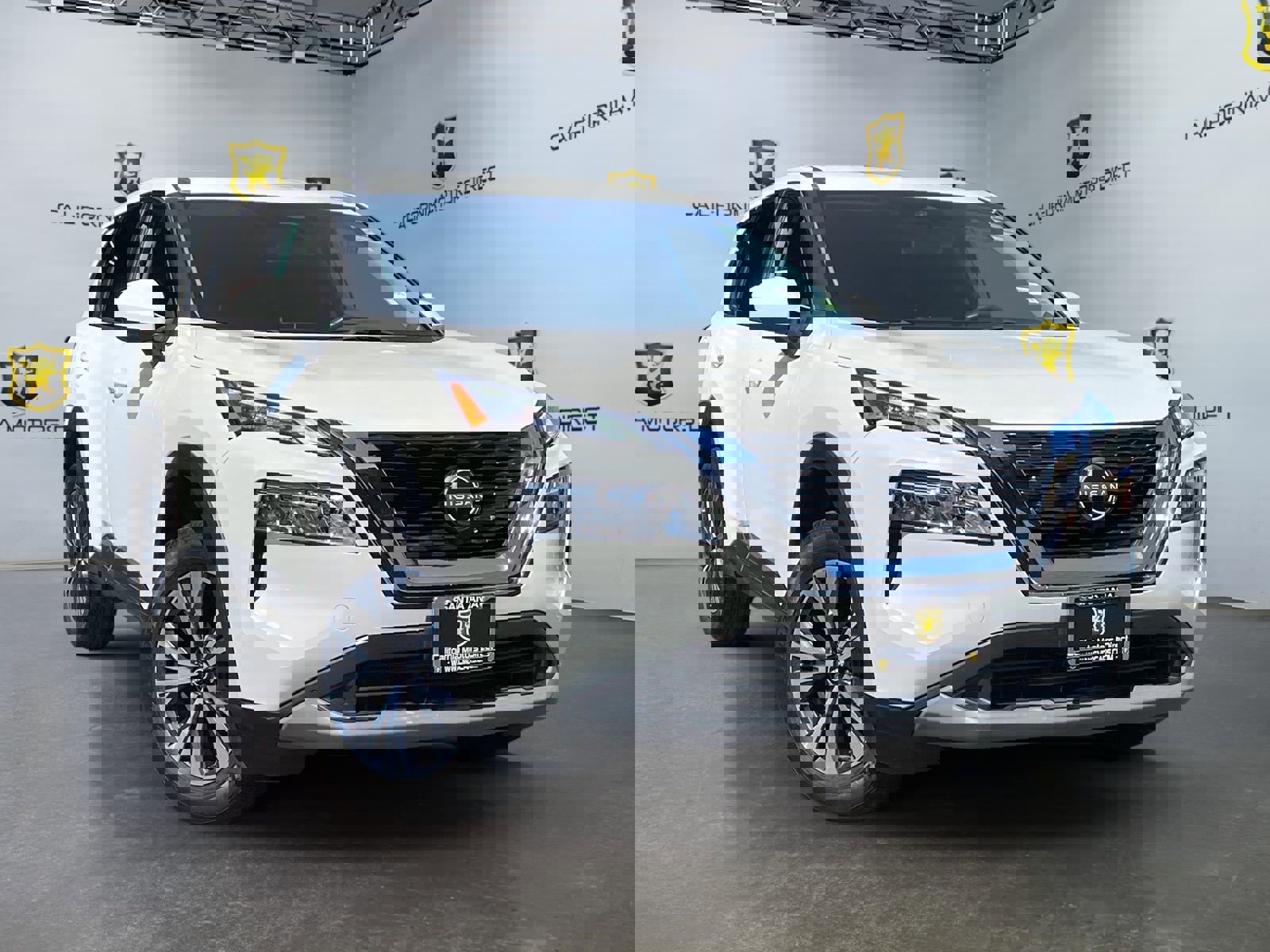 Used 2023 Nissan Rogue SV image 3