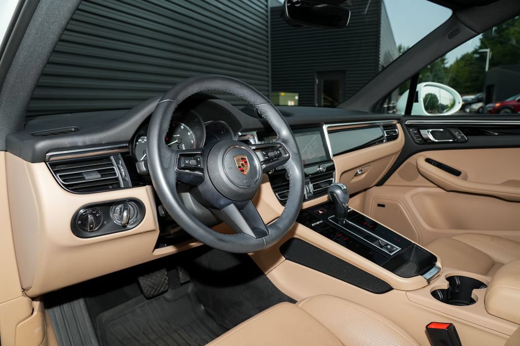 Certified 2024 Porsche Macan AWD/4WD image 4