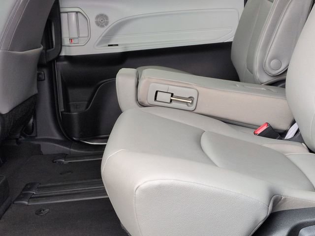 Certified 2025 Toyota Sienna XLE FWD image 26