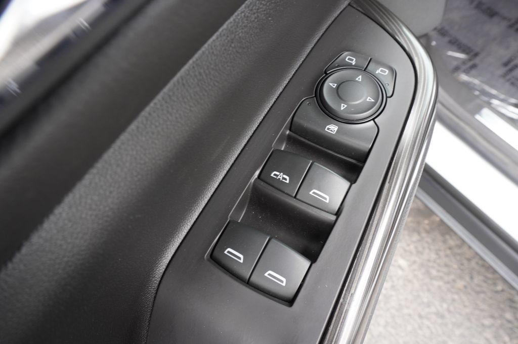 Certified 2019 GMC Acadia SLT w/ Black Edition FWD image 17