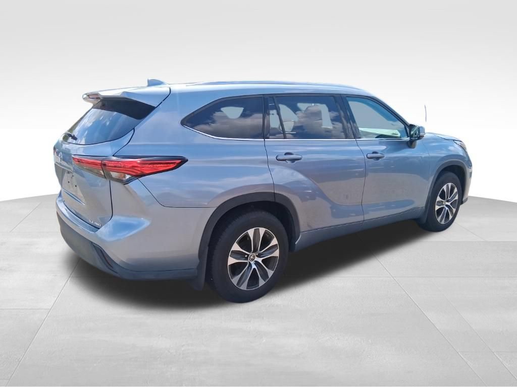 Used 2021 Toyota Highlander XLE AWD/4WD image 5