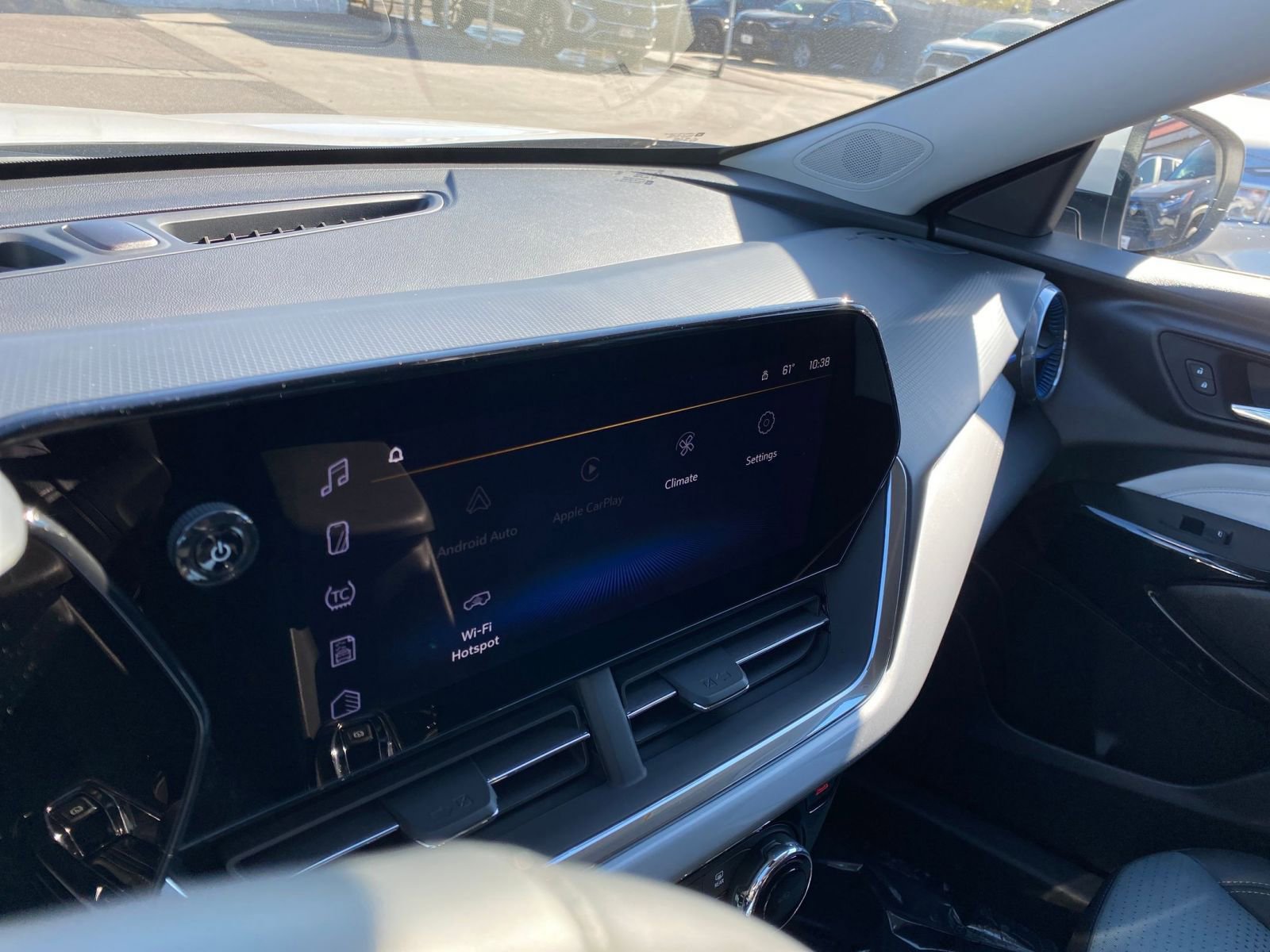 Used 2025 Chevrolet Trax LT w/ LT Convenience Package image 18