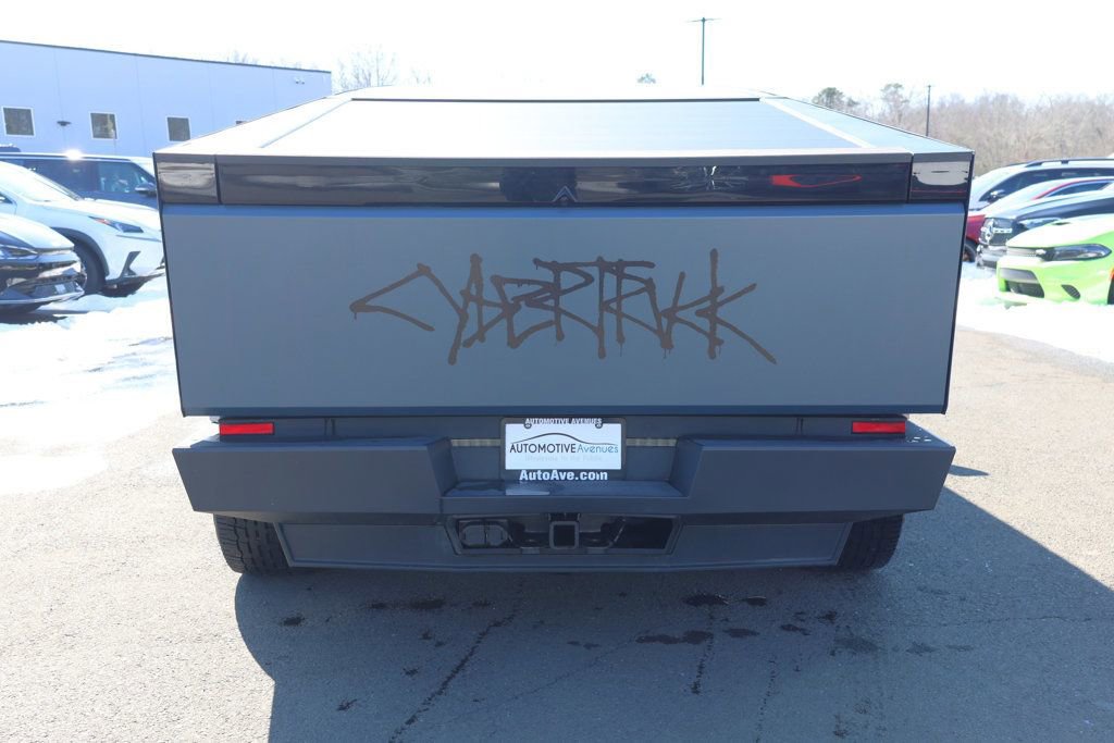 Used 2024 Tesla Cybertruck AWD Crew Cab image 4