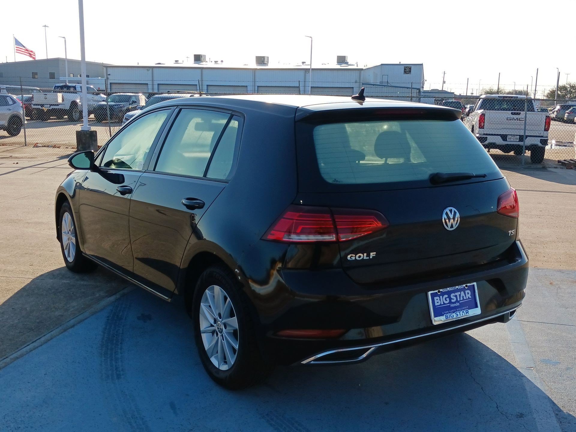 Used 2018 Volkswagen Golf S image 3