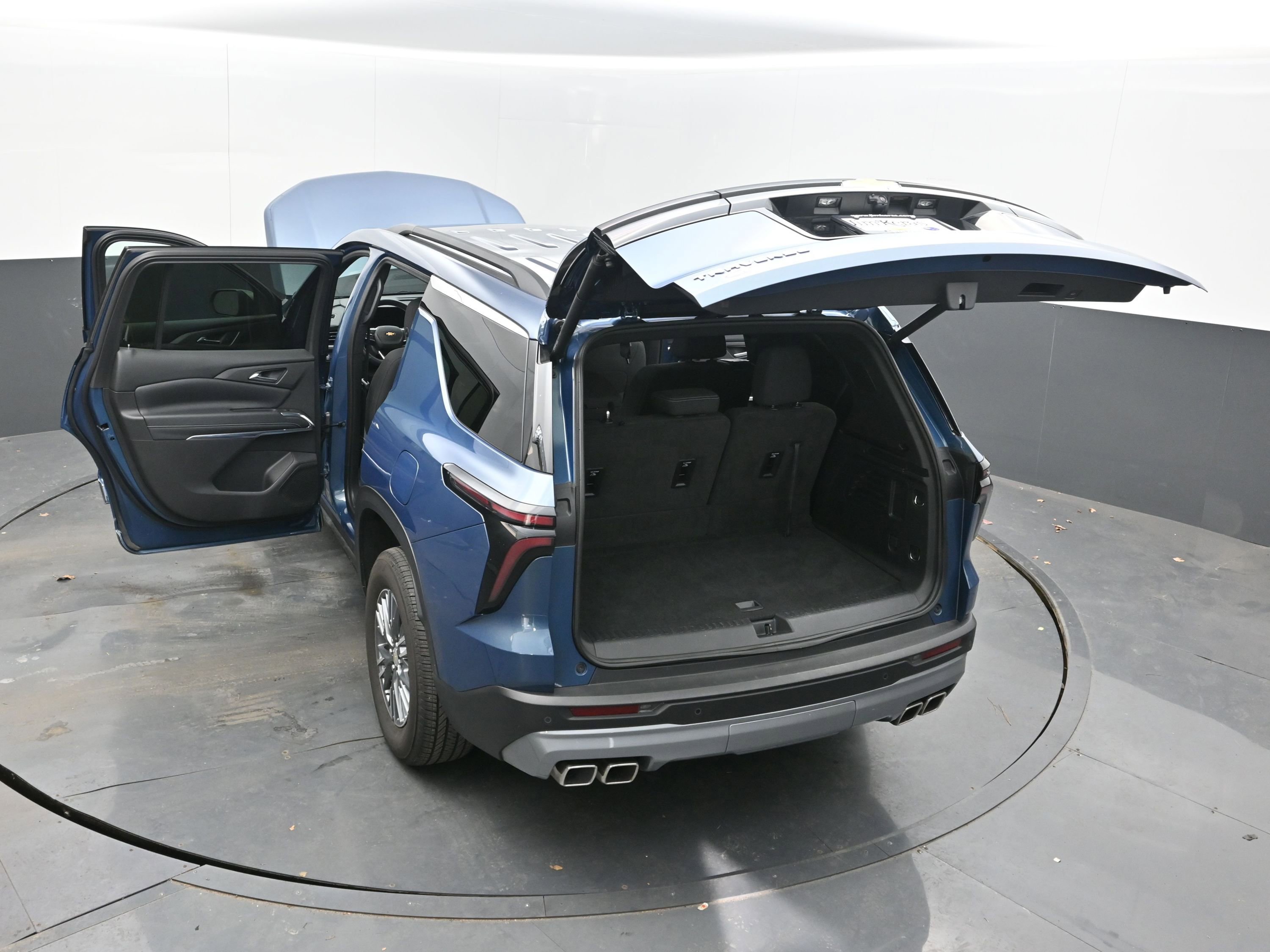Used 2025 Chevrolet Traverse LT image 45