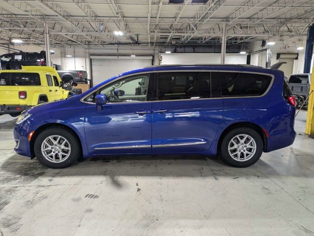 Used 2020 Chrysler Pacifica Touring-L FWD image 6