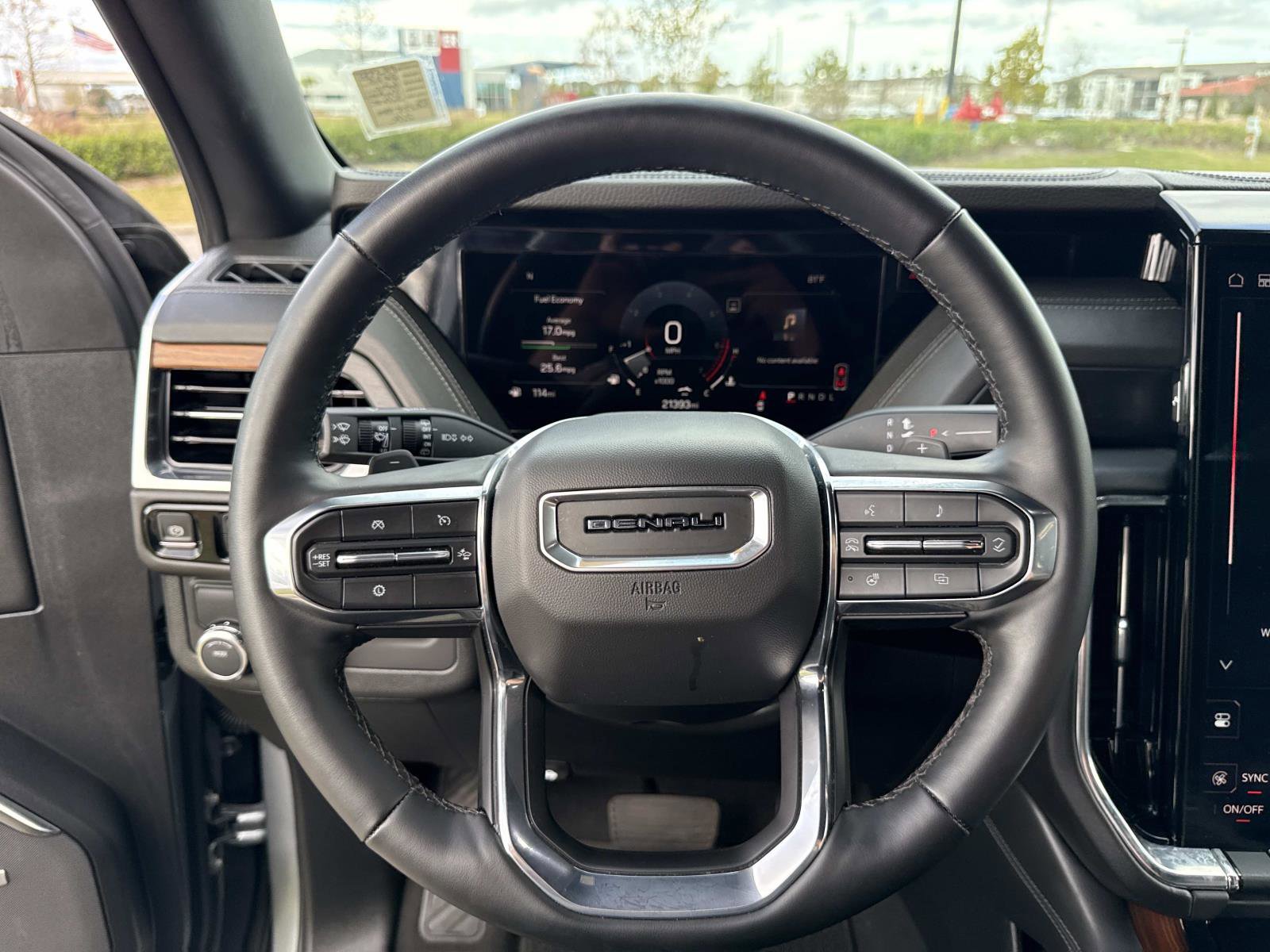 Used 2025 GMC Yukon XL Denali image 29