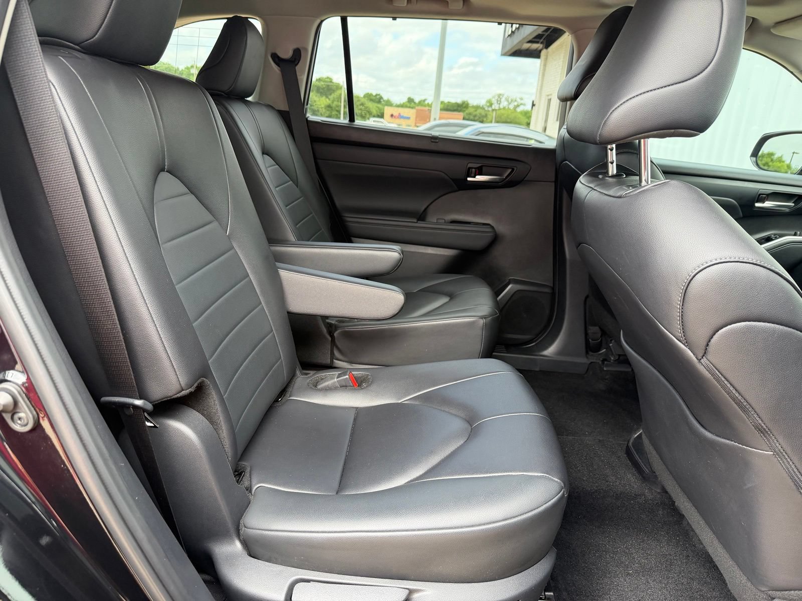 Used 2024 Toyota Highlander XLE FWD image 25