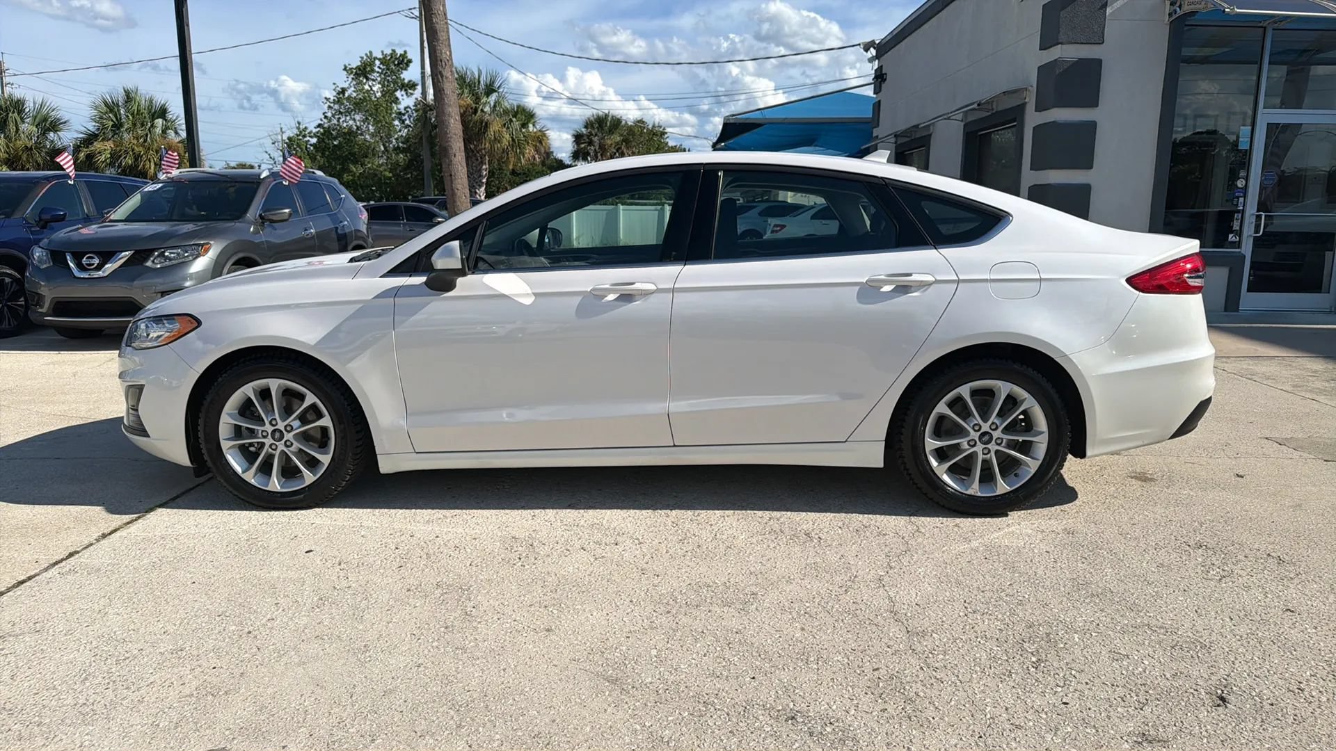 Used 2020 Ford Fusion SE FWD image 2