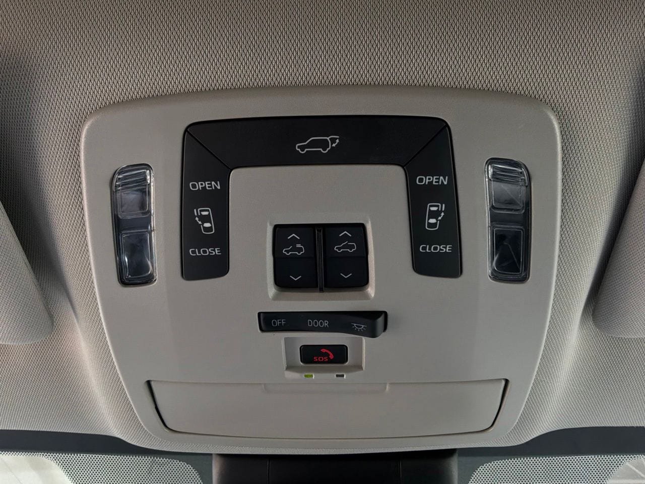Used 2026 Toyota Sienna XLE FWD image 19