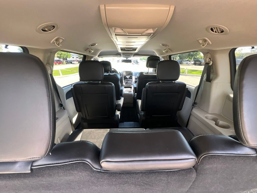 Used 2014 Chrysler Town & Country Touring-L FWD image 17