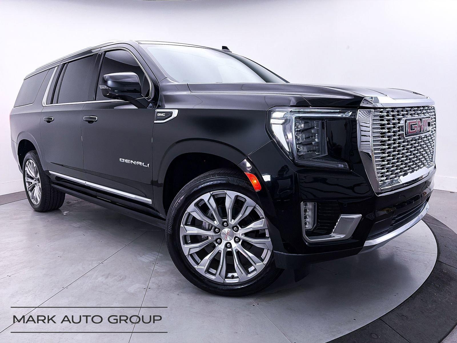 Used 2023 GMC Yukon XL Denali AWD/4WD image 1