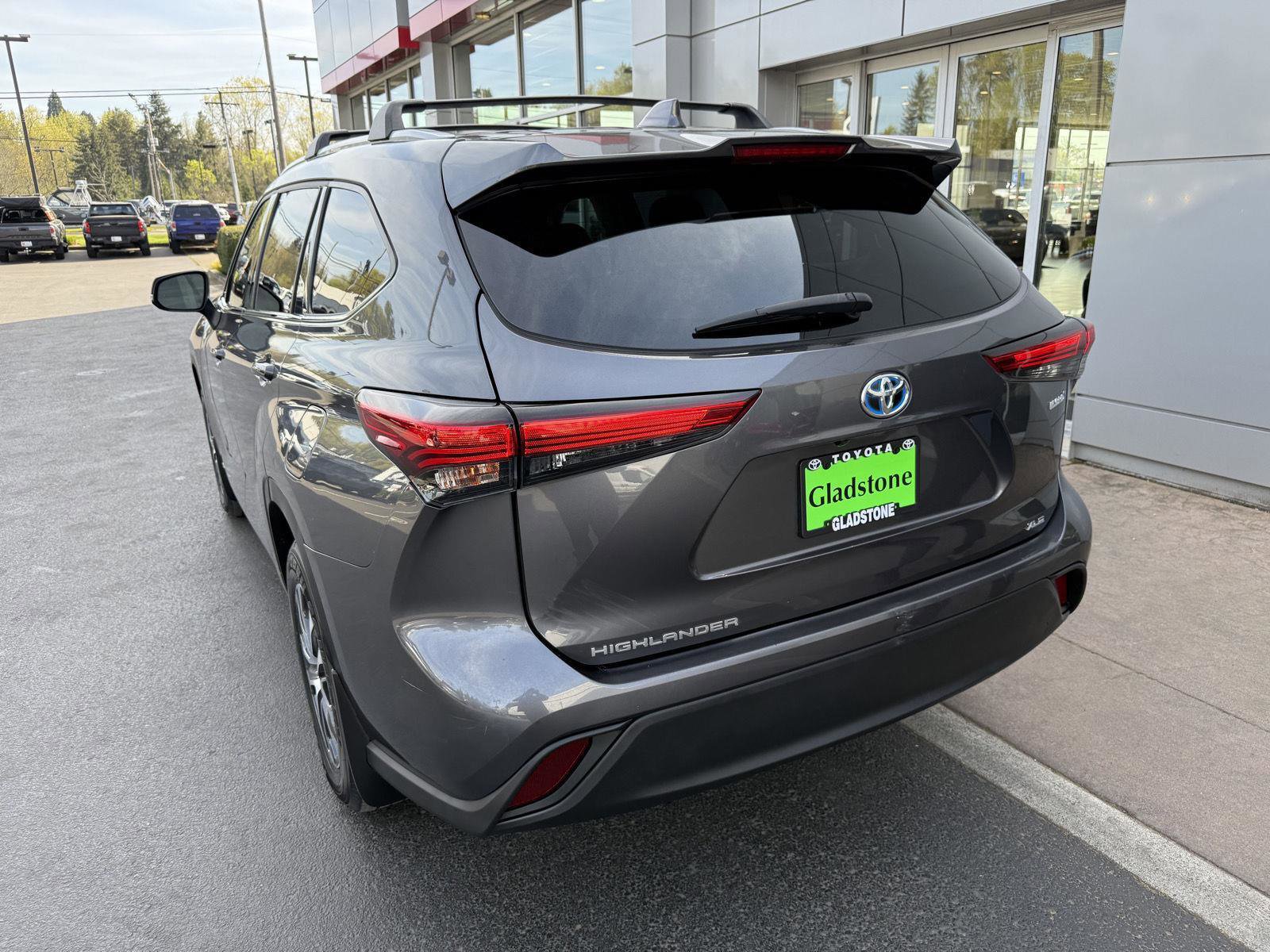 Used 2022 Toyota Highlander XLE AWD/4WD image 4