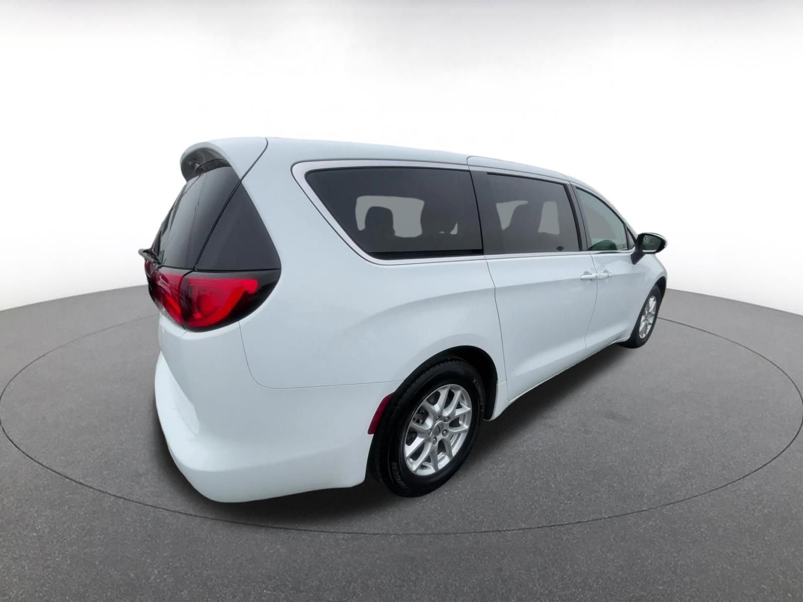 Used 2023 Chrysler Voyager LX image 15