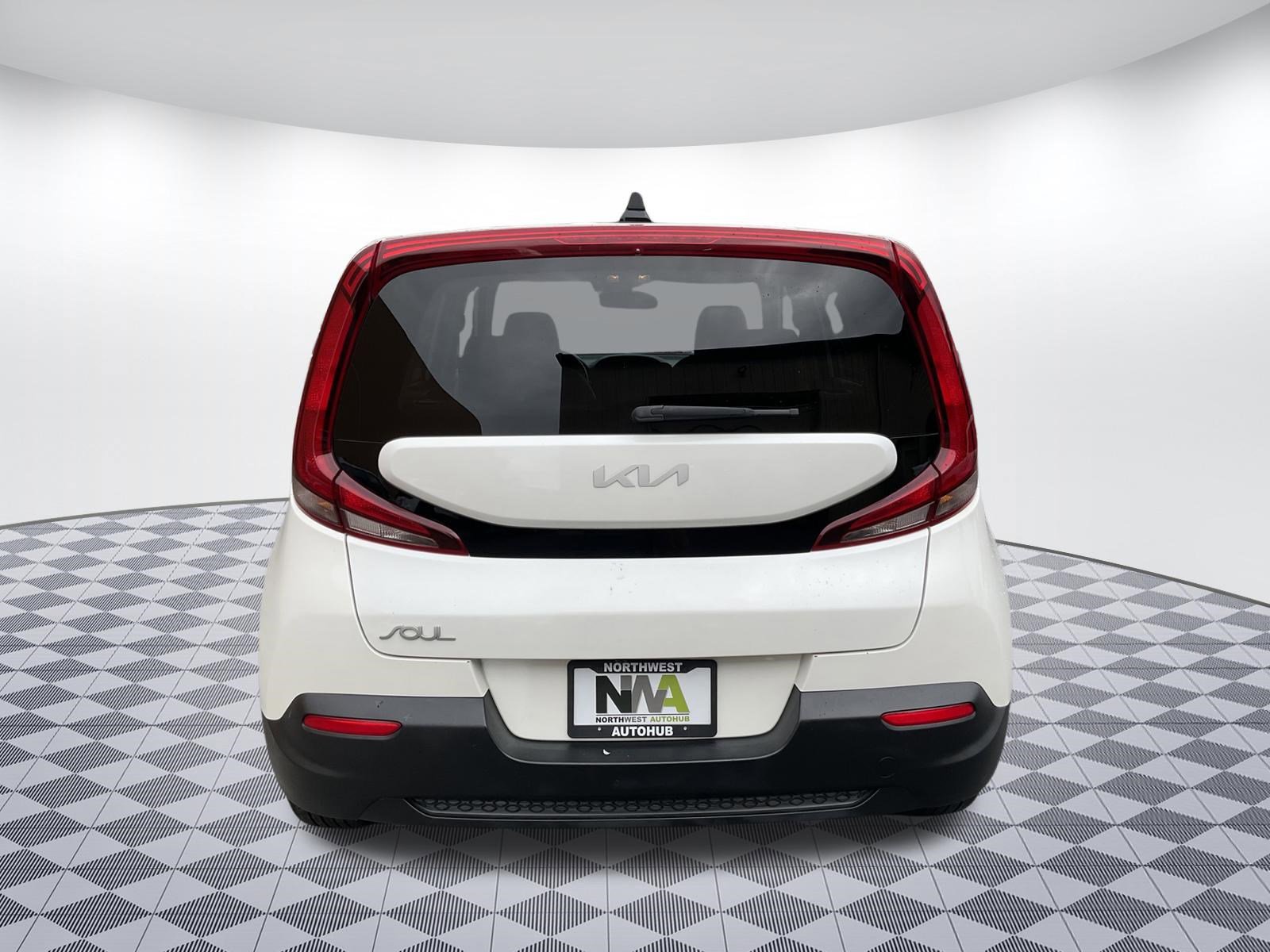 Used 2022 Kia Soul LX FWD image 4