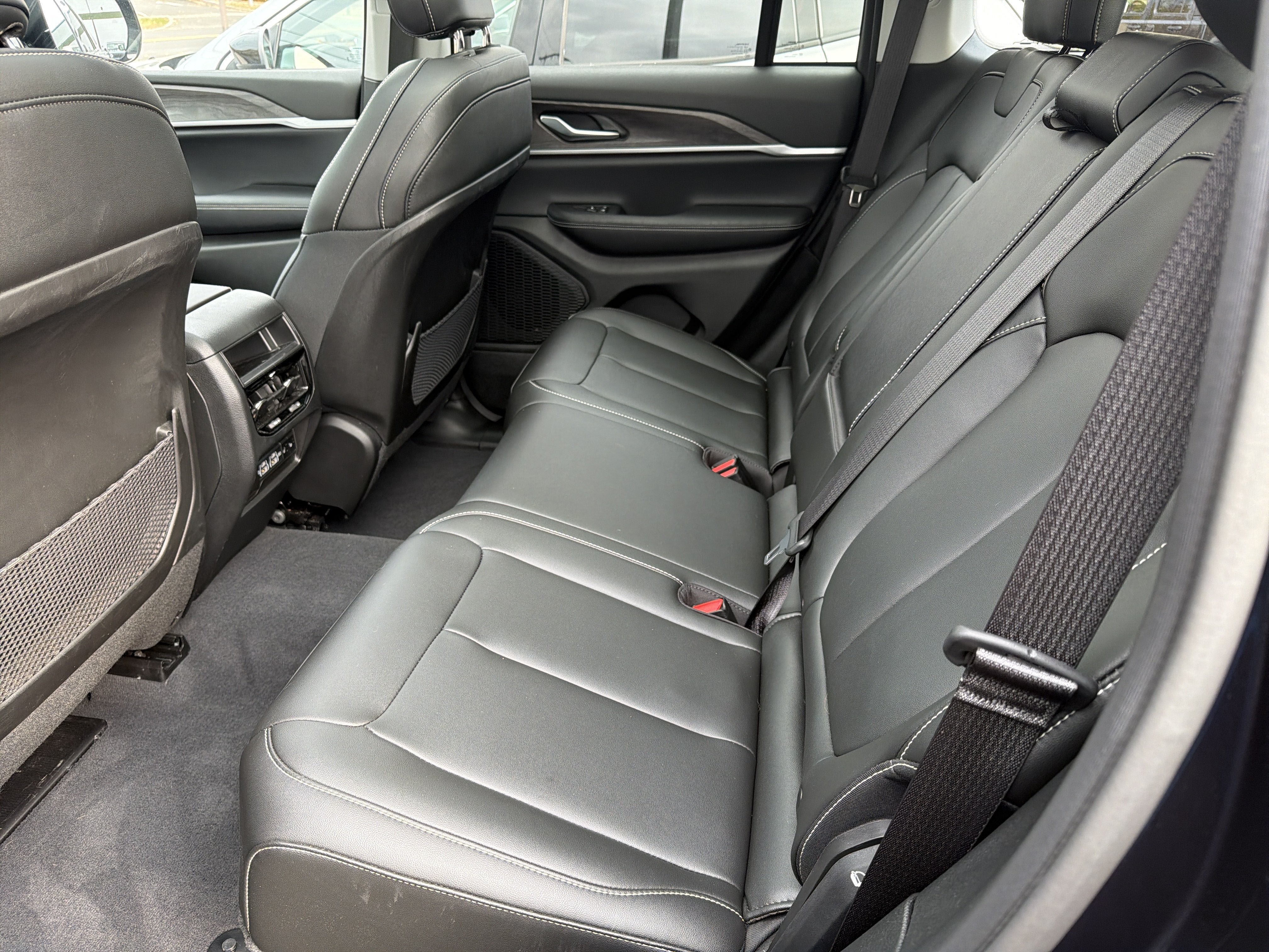 Used 2023 Jeep Grand Cherokee Limited AWD/4WD image 12