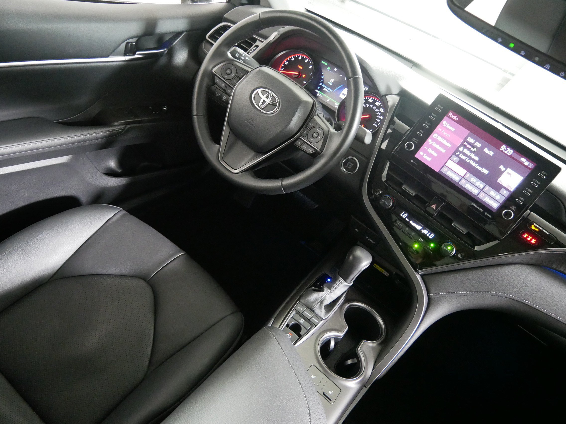 Used 2023 Toyota Camry XSE FWD image 9
