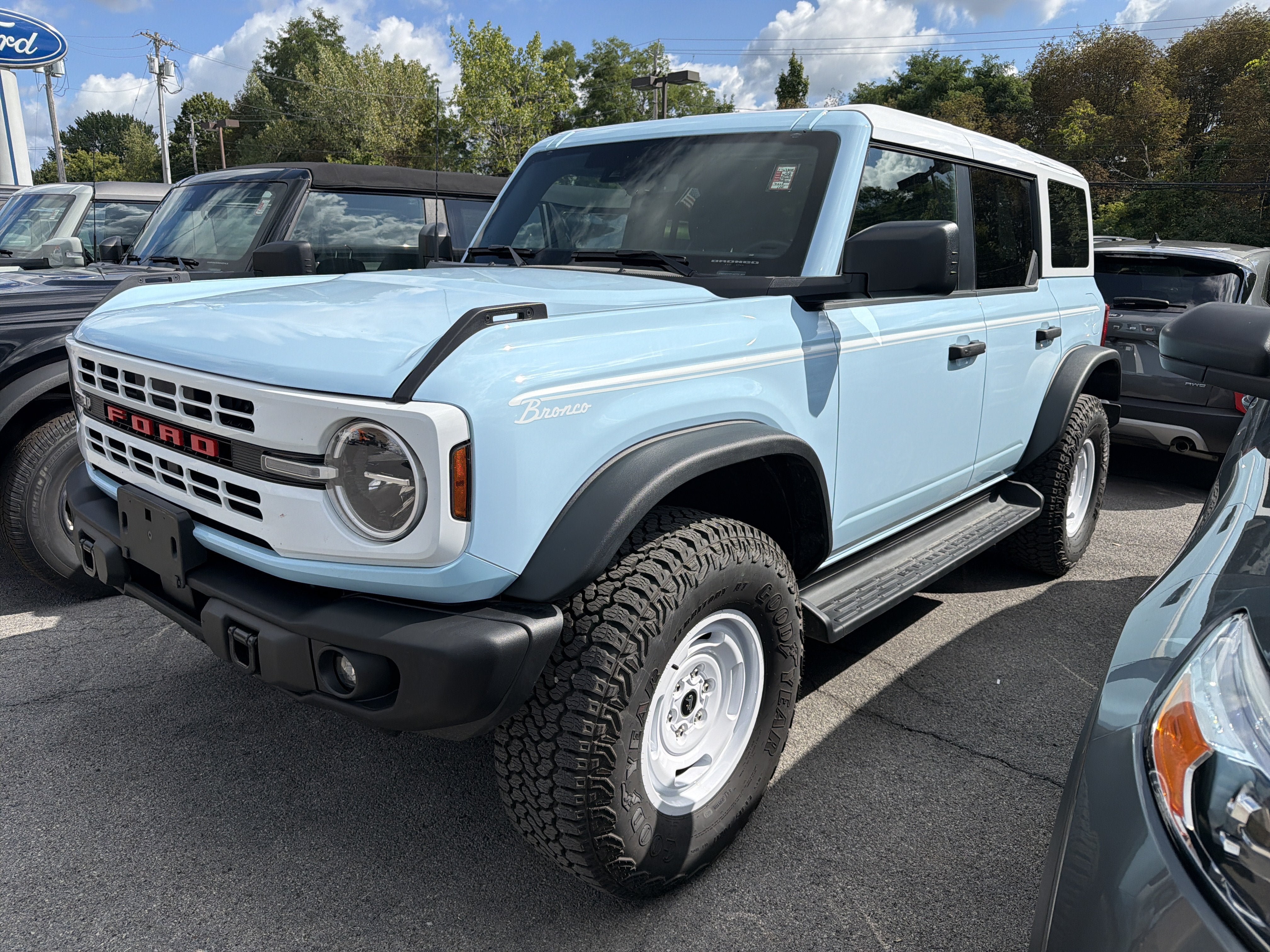 Used 2025 Ford Bronco Heritage Edition AWD/4WD image 4