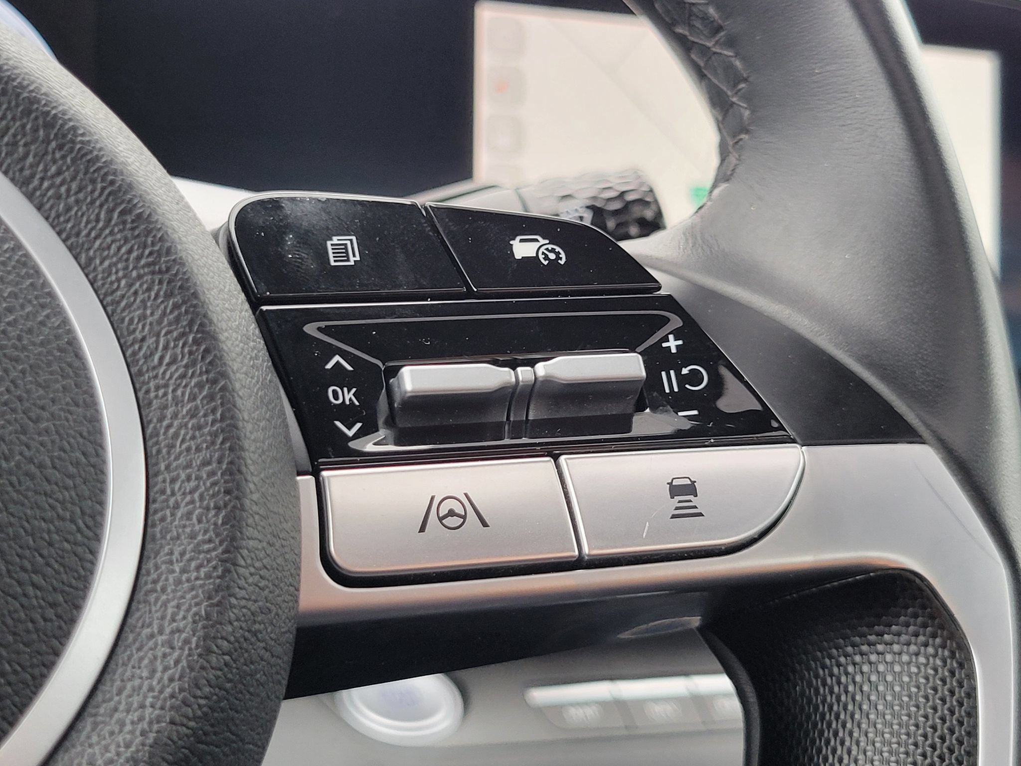 Used 2025 Hyundai Elantra Limited FWD image 18