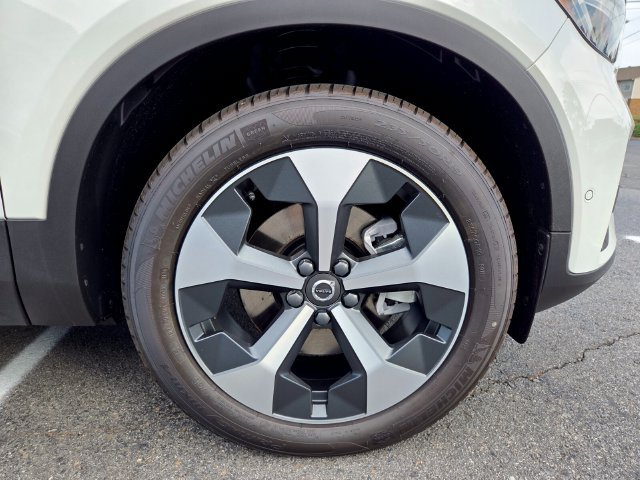 New 2026 Volvo XC40 B5 Plus w/ Protection Package Premier AWD/4WD image 19