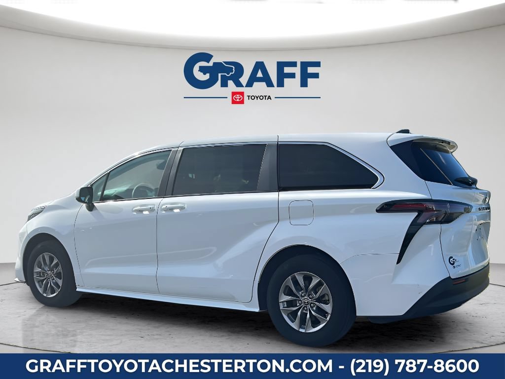 Used 2025 Toyota Sienna LE FWD image 10