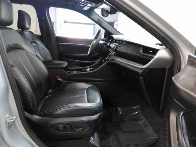 Used 2024 Jeep Grand Cherokee L Limited w/ Luxury Tech Group II image 28