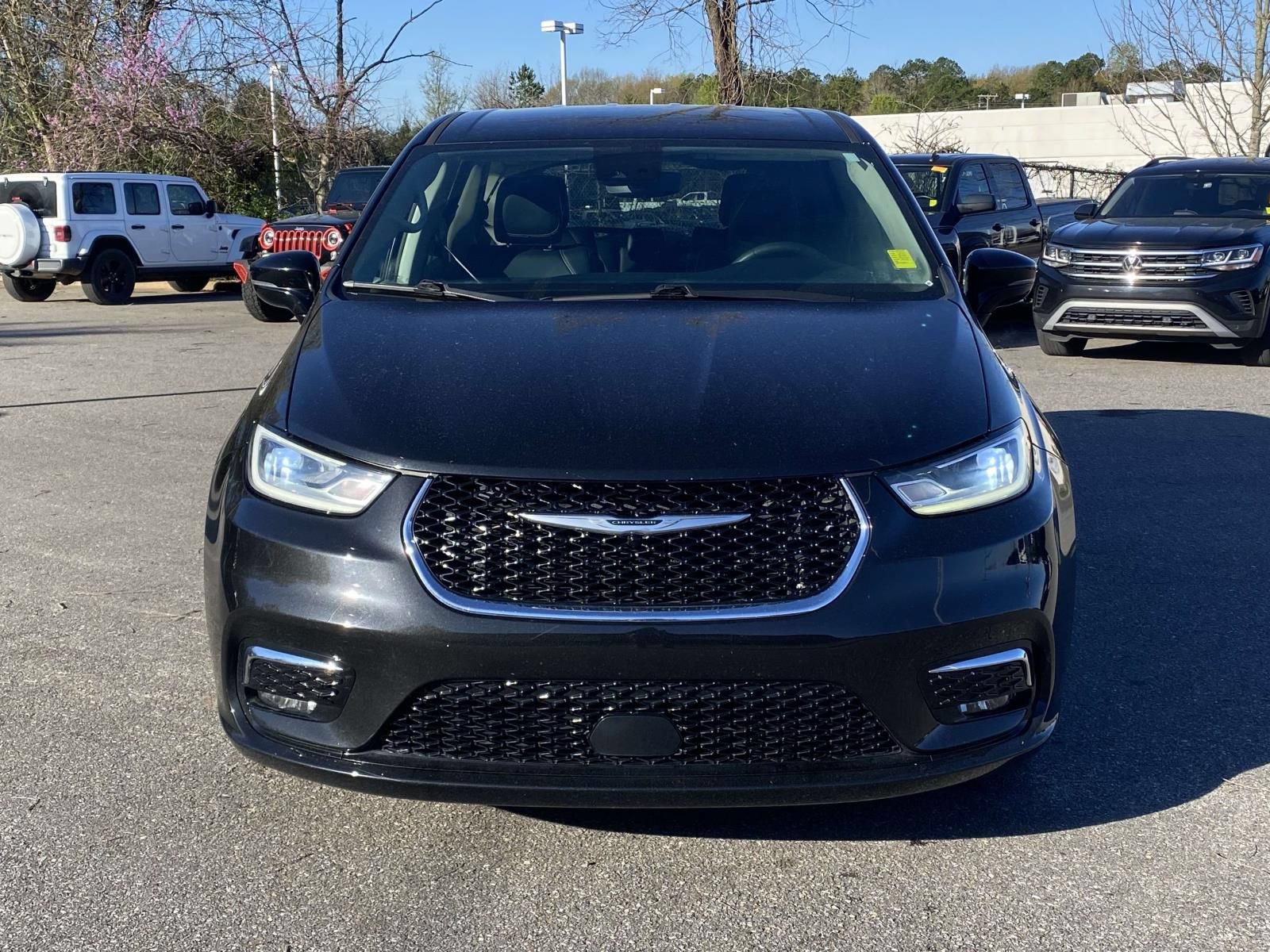 Used 2024 Chrysler Pacifica Limited FWD image 2