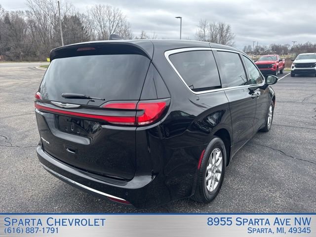 Used 2025 Chrysler Pacifica Select image 3
