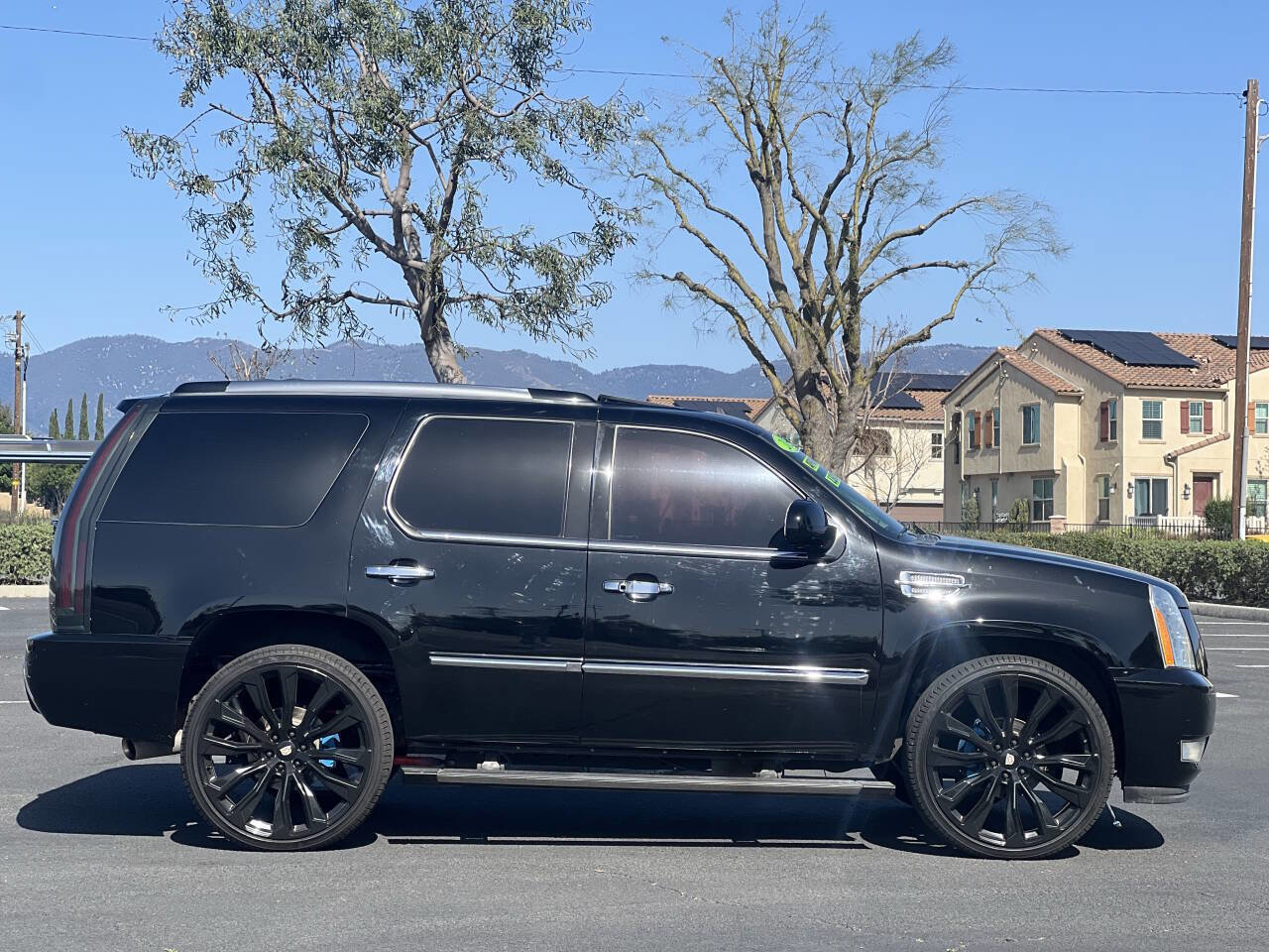 Used 2010 Cadillac Escalade Premium image 8