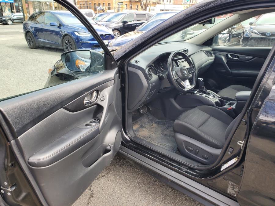 Used 2018 Nissan Rogue SV image 11