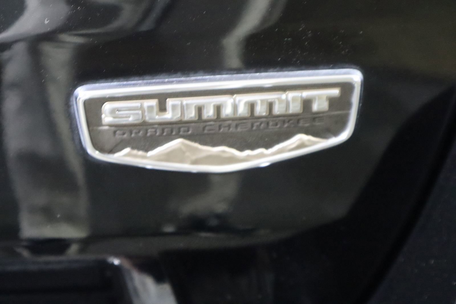 Used 2017 Jeep Grand Cherokee Summit AWD/4WD image 16