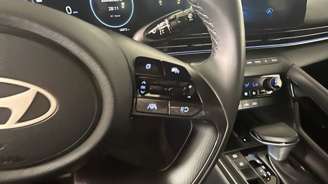 Used 2025 Hyundai Elantra SEL FWD image 17