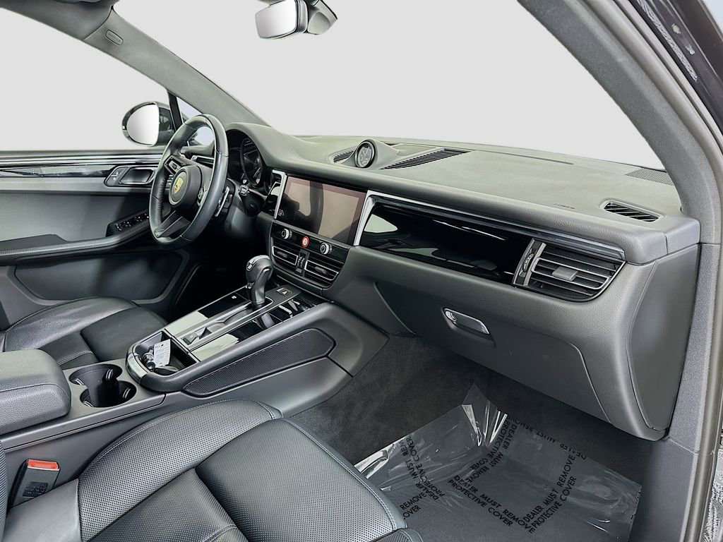 Certified 2024 Porsche Macan AWD/4WD image 31