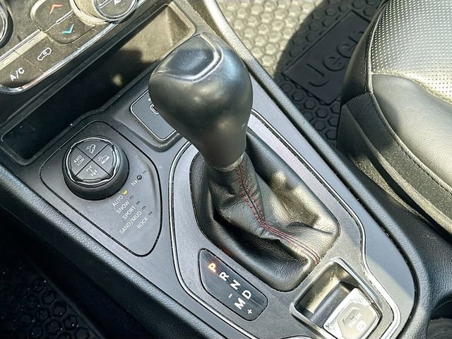 Used 2019 Jeep Cherokee Trailhawk AWD/4WD image 17