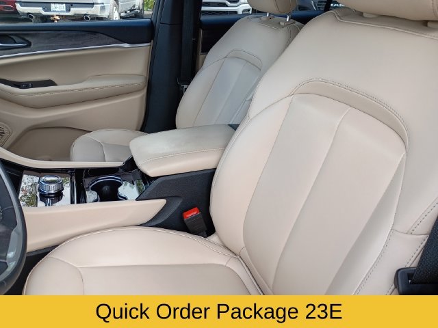 Used 2023 Jeep Grand Cherokee L Limited AWD/4WD image 12