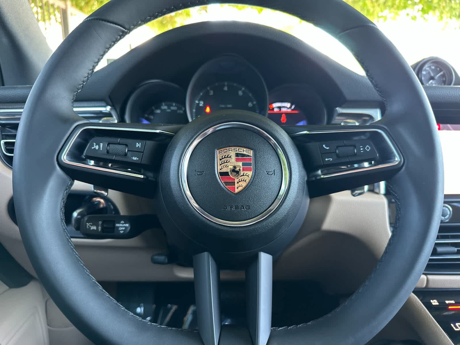 Certified 2025 Porsche Macan AWD/4WD image 25