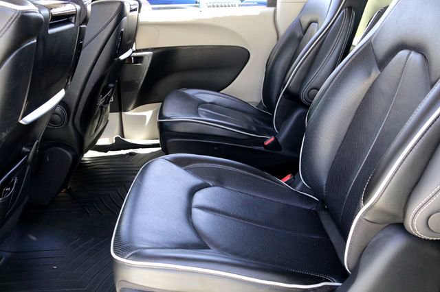 Used 2022 Chrysler Pacifica Limited w/ Uconnect Theater Family Group image 24