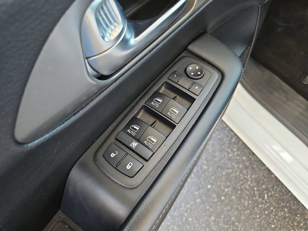 Used 2025 Chrysler Pacifica Select FWD image 27