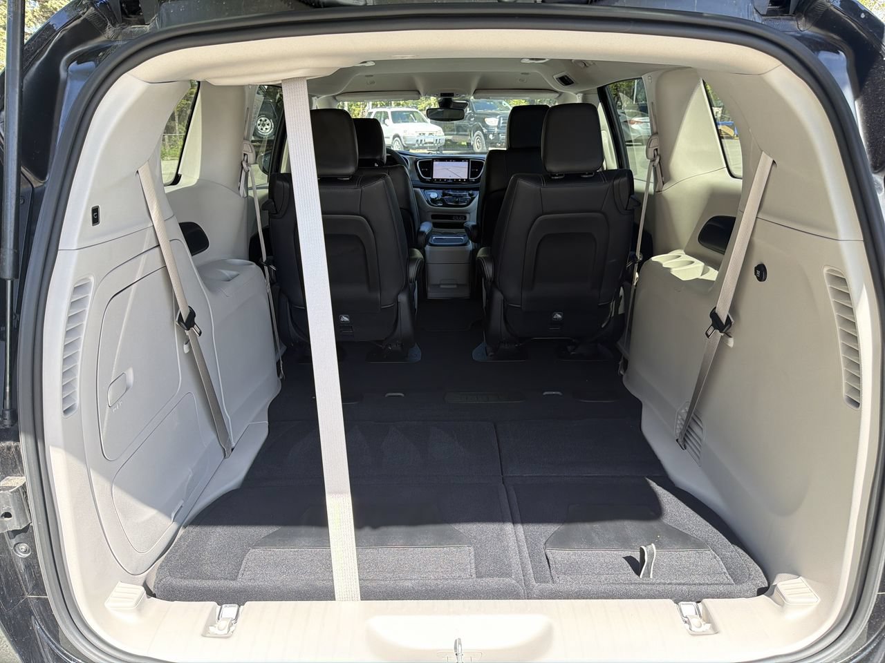 Used 2024 Chrysler Pacifica Limited FWD image 21