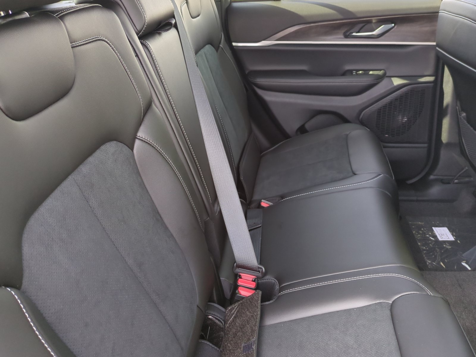 New 2026 Jeep Grand Cherokee Altitude AWD/4WD image 18