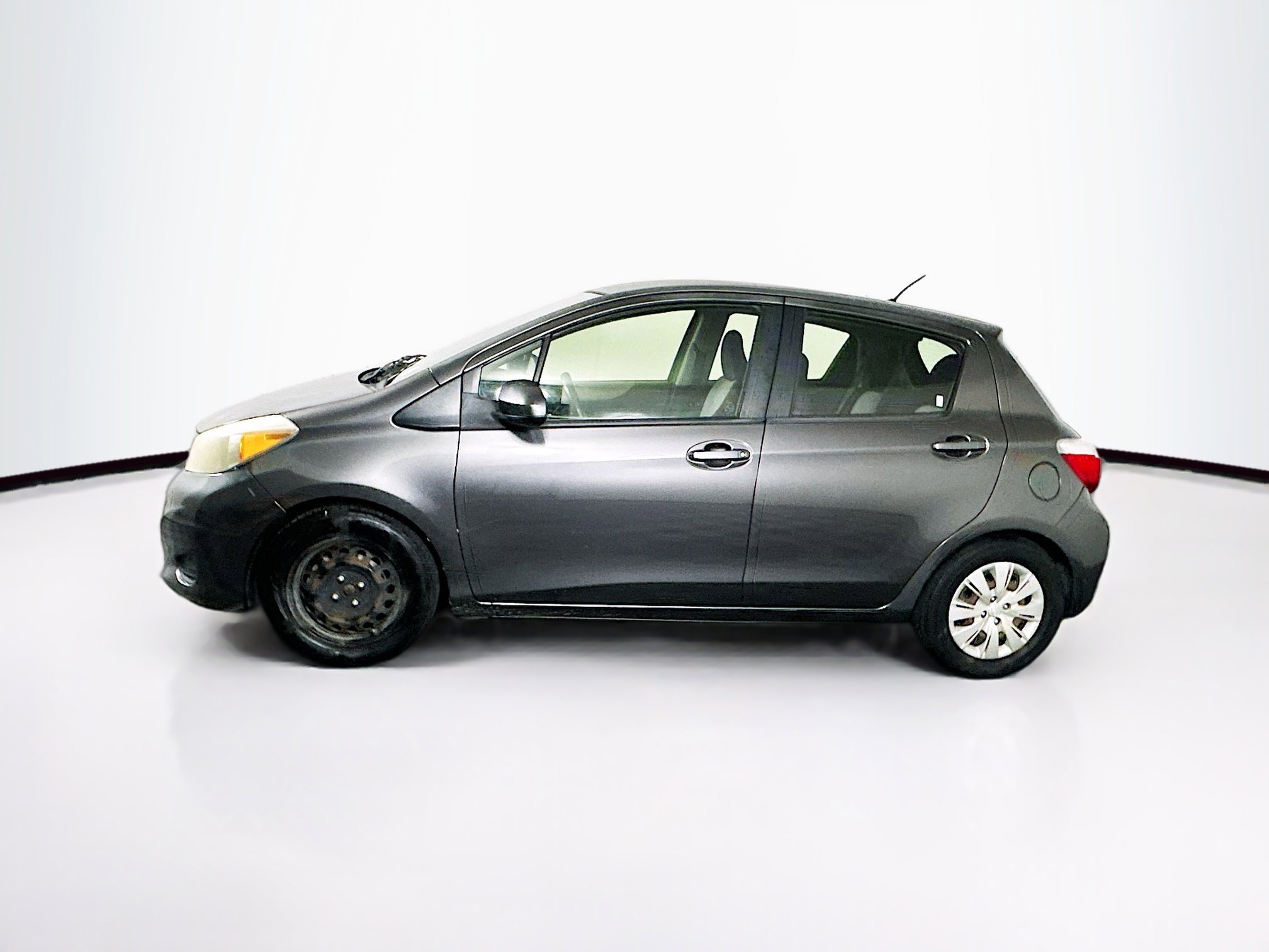 Used 2013 Toyota Yaris LE image 4