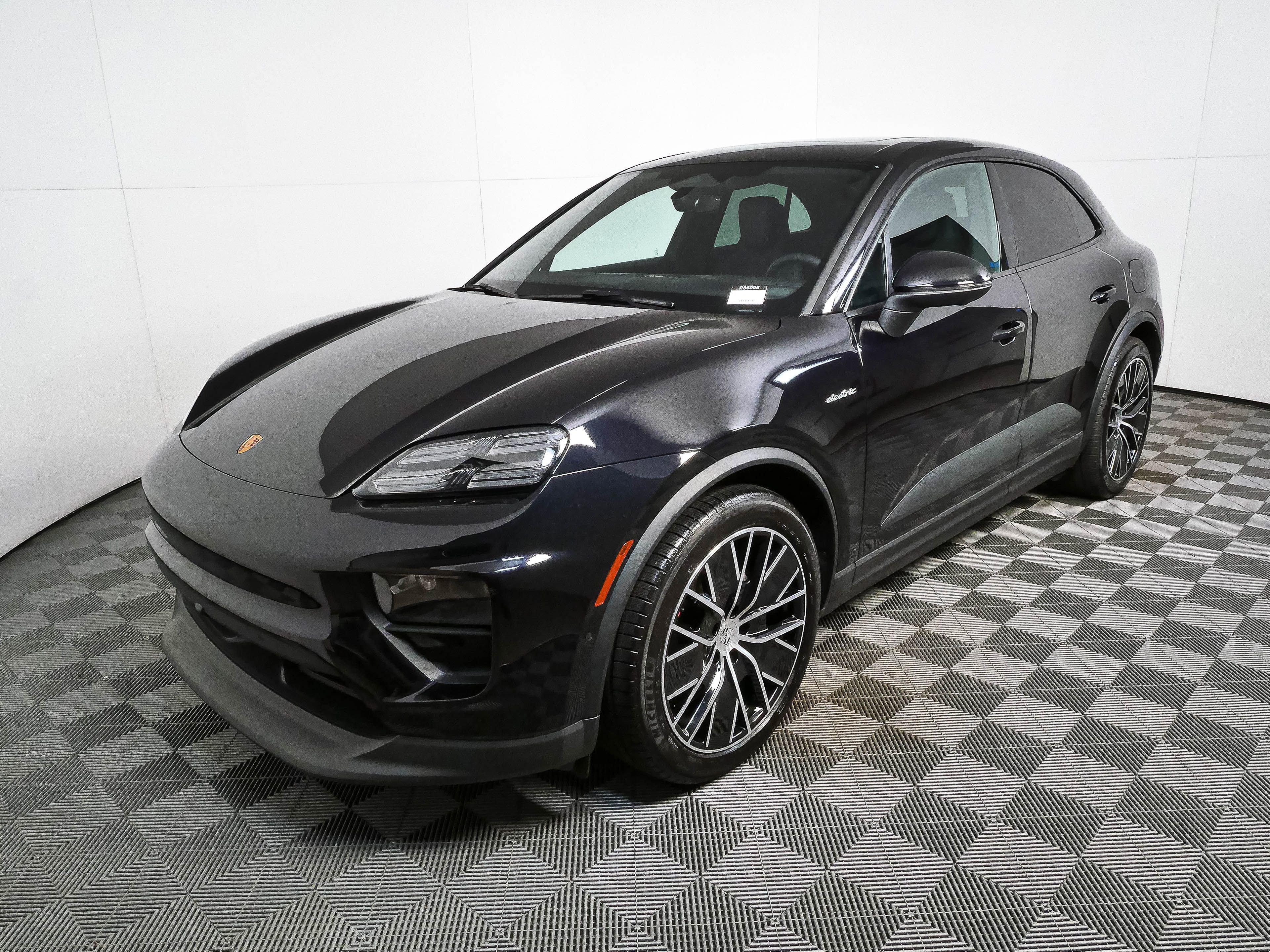 Certified 2025 Porsche Macan Electric RWD image 1